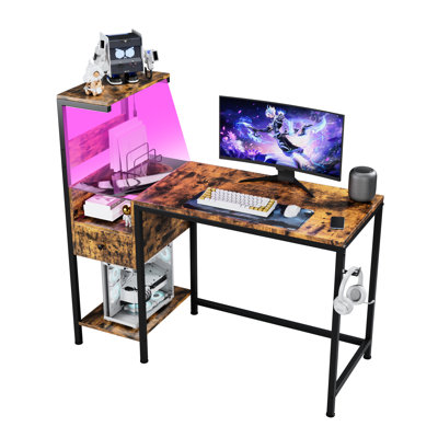 Bureau d'ordinateur brun avec prise de charge et tablettes, alignement de la tablette réversible, construction, lumières à DEL, ports, tablettes supplémentaires pour crochet pour casque d'écoute, configuration, structure, disposition