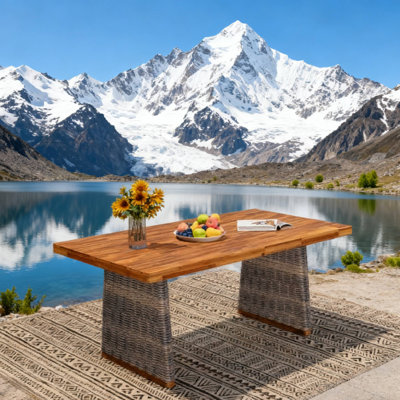 Table de salle à manger d'extérieur idéale pour les dîners au jardin et les rassemblements de loisirs au balcon