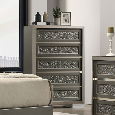 Commode à 5 tiroirs de style contemporain avec dessus doublé de feutre, pieds de support et motif de feuilles pour un rangement élégant