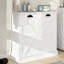 Armoire à linge en blanc. Élégant et élégant. Sacs en tissu amovibles inclus. E1, peint. Surface imperméable. Stable avec fonctionnalité. Assemblage requis. 100 livres avec deux compartiments blancs.