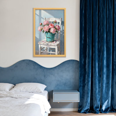 Plantes et fleurs roses roses dans un seau bleu sur une chaise blanche