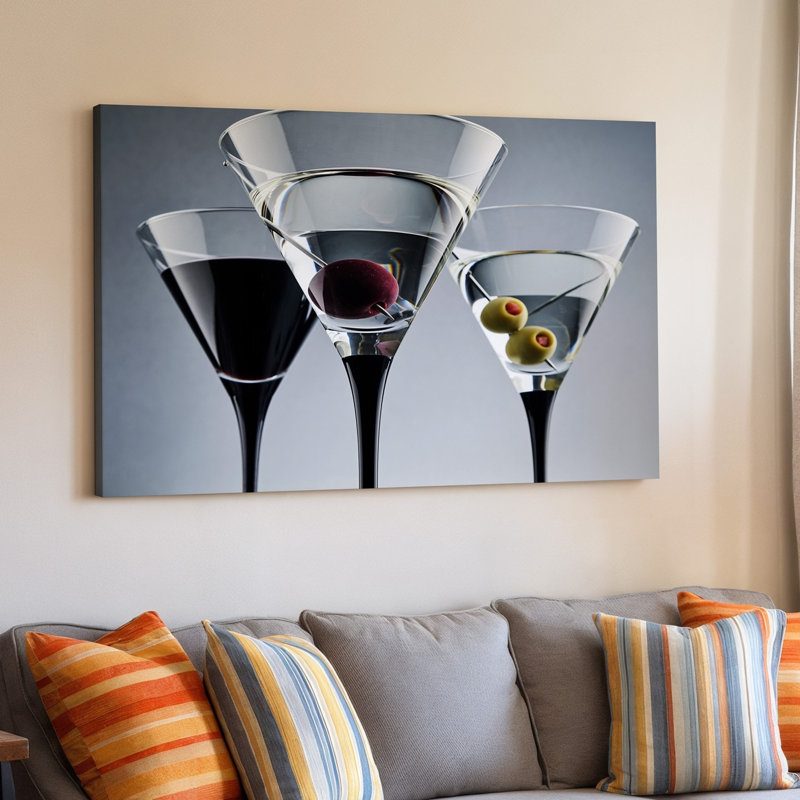 Toile, composition minimaliste avec trois verres à martini élégants disposés en art mural, une rangée sur fond neutre