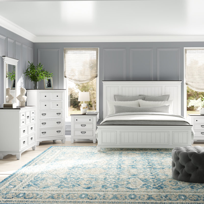 Ensemble de chambre à coucher en bois patiné Semaj avec lit à panneaux très grand, commode, miroir, 2 tables de chevet, commode
