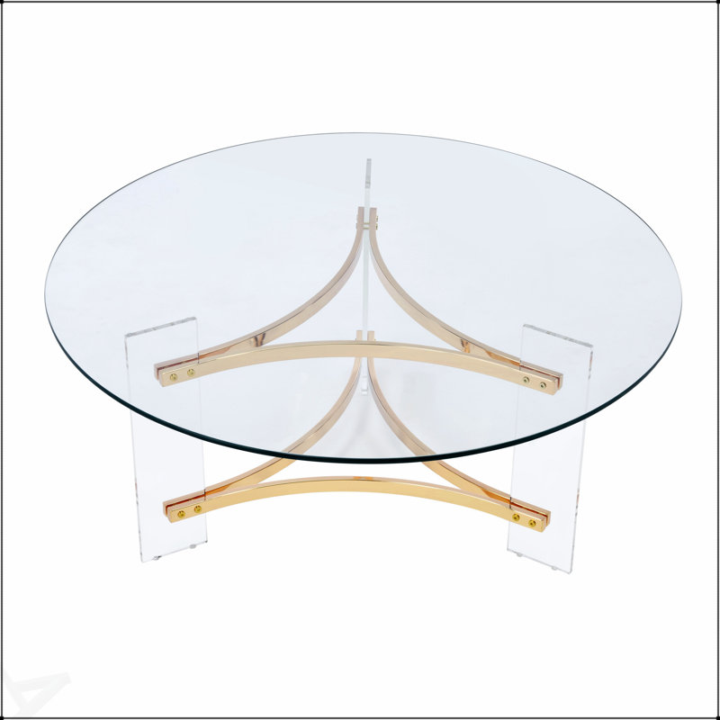 Table basse à finition dorée avec plateau en verre trempé et base en acrylique Sosi, parfaite pour les intérieurs modernes et industriels.