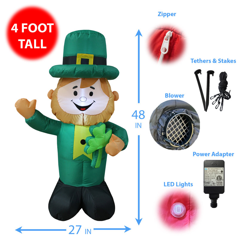 Leprechaun de la Saint-Patrick tenant un trèfle gonflable