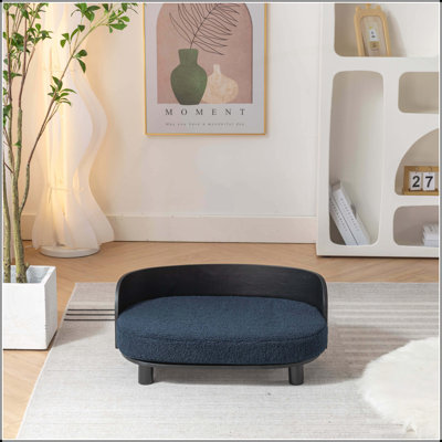 Lit surélevé pour chien avec pieds en bois massif et dossier en bois courbé, coussin en velours pour un confort ultime