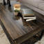 Table basse à plateau relevable, finition brune