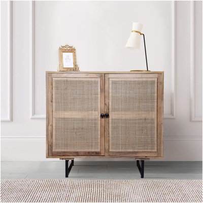 Armoire d'appoint de 35 pouces fabriquée à la main avec 2 portes en rotin grillagé, pieds en fer noir, cadre en bois de manguier brun naturel