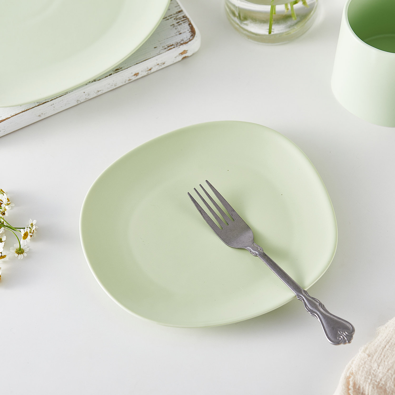 Delilah 8" Porcelain Salad Plate, Lime Green