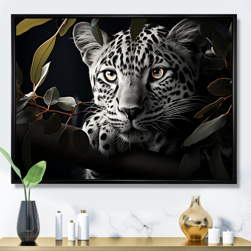 Leopard Glimpse Of Shadows II - impressions de toile léopard / guépard, Cadre flottant noir, H 30 po x l 40 po x P 1,5 po