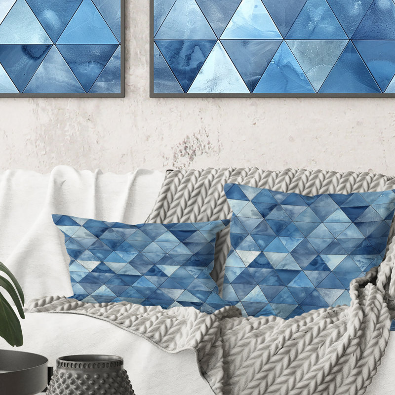 Coussin moderne bleu et blanc Modern Triangles III, H 18 po x l 18 po