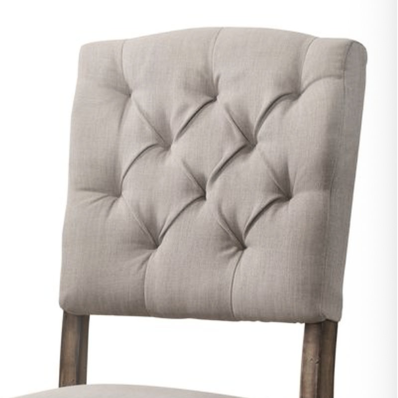 De 2 chaises d'appoint en lin beige et chêne vieilli. Élégant dossier haut avec capitonnage à boutons. Siège rembourré confortable. Fabrication. Pieds en bois. Chaise de salle à manger polyvalente. Profondeur du siège de 20 po. 18 po