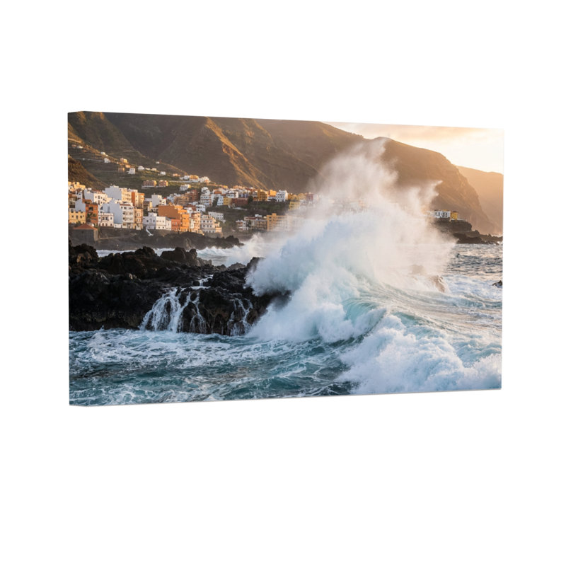 Paysage et nature Les vagues de l'océan se brisent contre le rivage rocheux, H 20 po x l 30 po