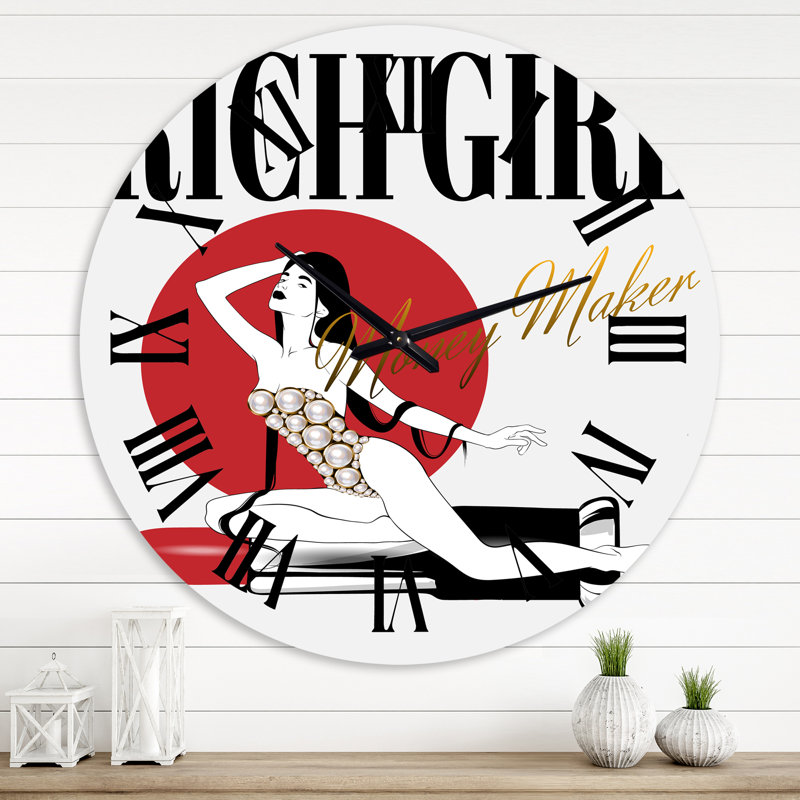«Girl In Swimsuit With Pomade» - Horloge murale rétro, Moyenne