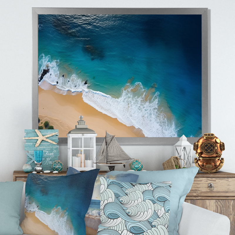 Vue aérienne de la plage côtière III - art mural plage, Cadre de coin argenté fermé, H 30 po x l 40 po x P 1,5 po