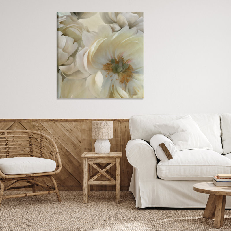 «Curled Magnolia Petals», art mural sur toile par Carol Robinson, H 36 po x l 36 po