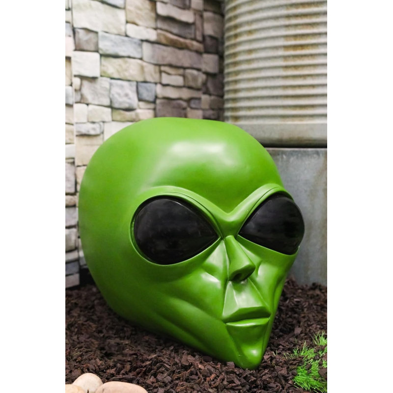 Statue de tête de crâne extraterrestre surdimensionnée et extraterrestre verte