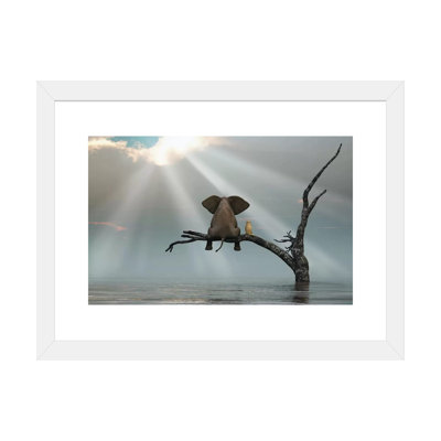 Éléphant et chien assis sur un arbre fuyant une inondation - reproduction d'art