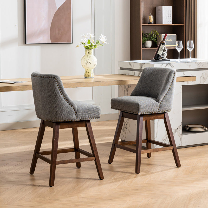 26 po de hauteur de siège pivotant de 2 tabourets de bar revêtus de tissu gris avec fonction à 360 °. Excellent rembourrage en mousse souple et ressort en acier. Support du dossier incurvé. Fabrication en bois d'hévéa. Pour
