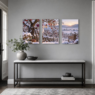 Bonhomme de neige cueillant des pommes rouges dans un décor de Noël enneigé - Ensemble de 3 toiles murales