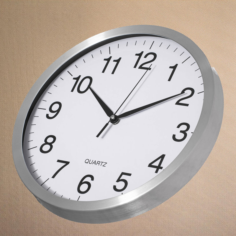 Horloge murale à quartz 16 po Ebern Designs fonctionnant à pile avec mouvement de balayage silencieux, cadre en aluminium argenté, parfaite pour la cuisine à domicile, le bureau, le bureau, le couloir, la salle de classe, le visage