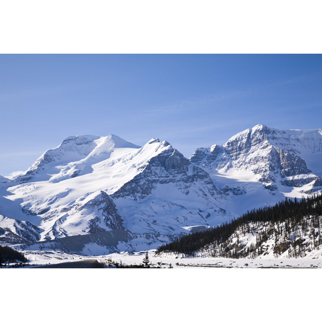 Snow Capped Mountains With A Blue Sunny Day von Sundown001 - Leinwanddrucke auf Leinwand