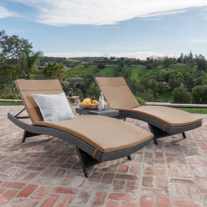 Ensemble de chaises longues inclinables 79,25 po avec coussins et table Brezza, Caramel, Gris