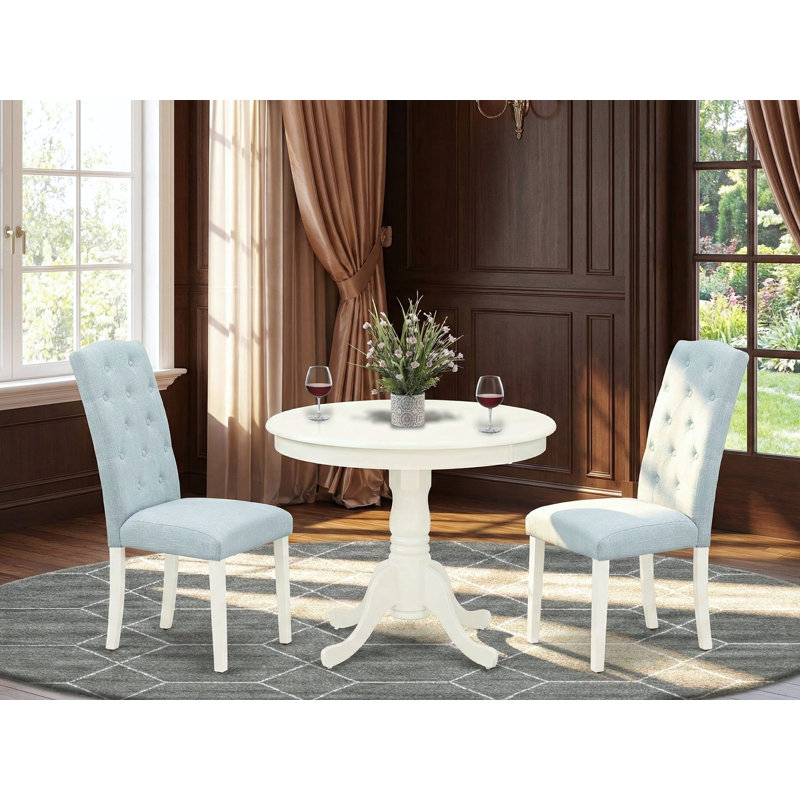 L'ensemble de 3 tables de salle à manger modernes comprend une table de cuisine ronde avec piédestal et 2 chaises de salle à manger Parsons en tissu bleu bébé, lin blanc