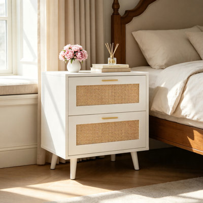 Table de chevet 2 tiroirs en rotin avec station de charge intégrée, rangement, table de chevet de style campagnard avec ensemble anti-basculement pour chambre à coucher