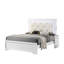 Grand lit en similicuir blanc, tête de lit à losanges, DEL et texture unique pour les meubles de chambre à coucher Lit en cuir de style contemporain, tête de lit à boutons en bois massif