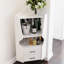 Armoire de bar en bois d'ingénierie blanc, dossier en miroir, 2 tablettes de rangement ouvertes pour les bâtons de golf, tiroirs, pieds hauts, buffet d'angle avec intérieur, gants de rangement, un temps froid