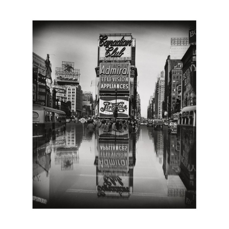 [Times Square New York] par Weegee - Estampe numérique, H 28 po x l 22 po