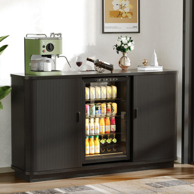 Armoire de bar à la maison avec tablettes réglables, support à vin amovible et station de charge intégrée, idéale pour les réfrigérateurs compacts, les caves à vin et les réfrigérateurs à boissons dans les espaces de cuisine ou de divertissement, noir