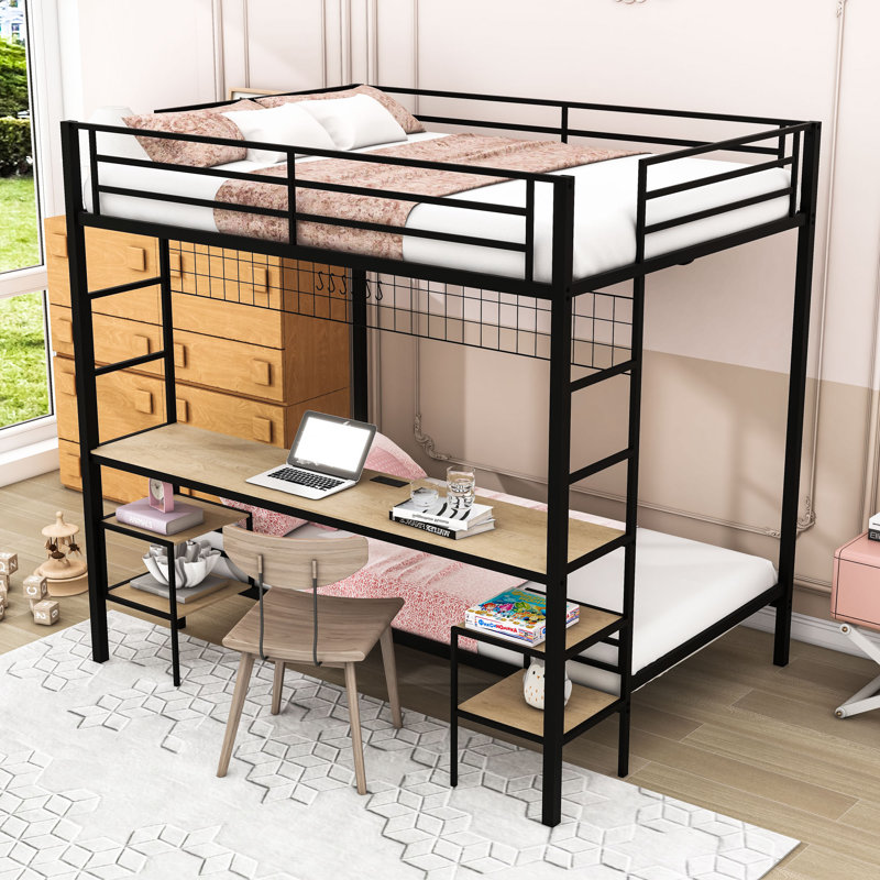 Lit superposé double au-dessus de simple avec bureau, station de charge, tablettes, garde-corps et double échelle