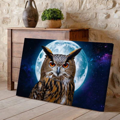 Toile, un hibou majestueux se dresse en évidence sur un fond cosmique, art mural perçant des yeux orange brillants d'intensité