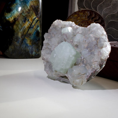 Grande apophyllite cubique gravée vert clair