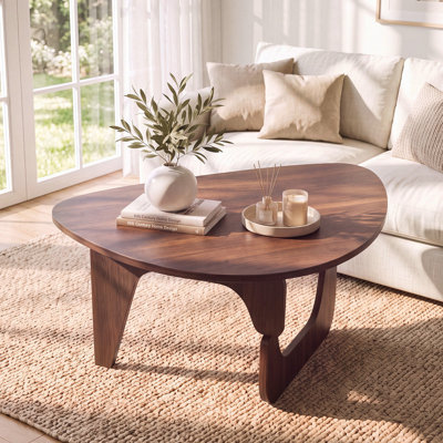 Table basse en noyer de 33 po Seang, table de salon minimaliste de style moderne, table de canapé triangulaire élégante, base stable en forme de V, bords arrondis, plateau épais de 18 mm, finition noire, surface facile à nettoyer
