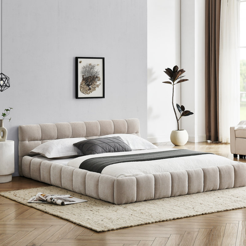 Lit grand format beige sans sommier tapissier avec structure en chenille et structure robuste, tête de lit, construction sécuritaire, printemps
