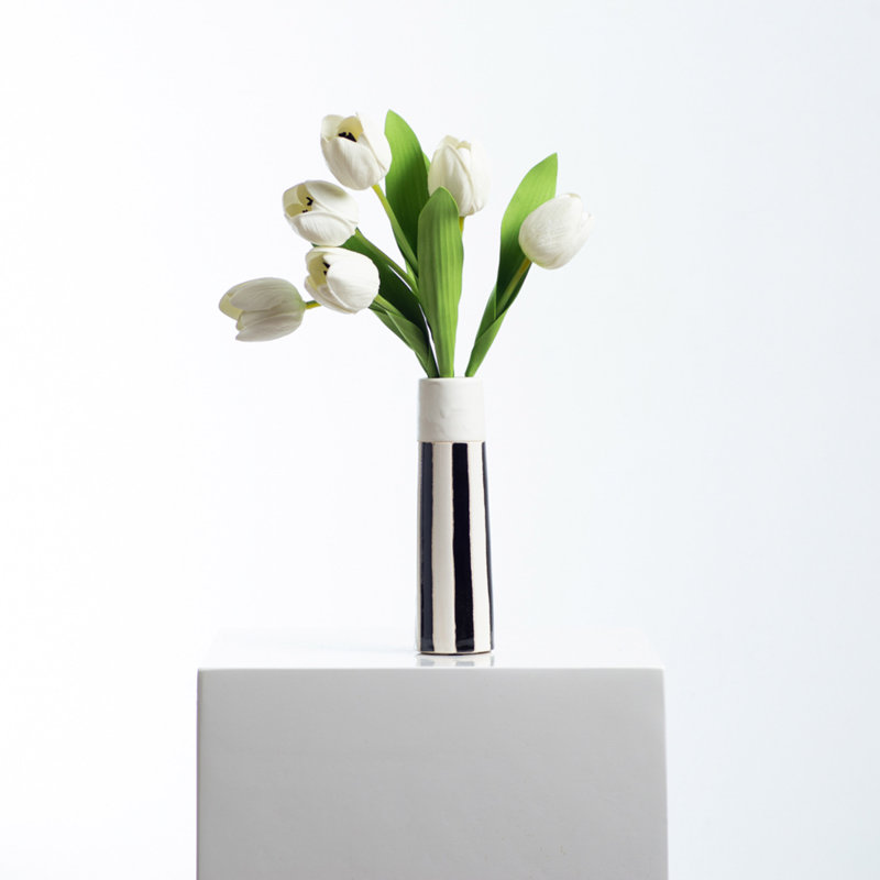 Véritable touche de tulipe dans un vase, Blanc