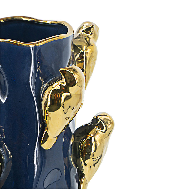 Vase en céramique avec branches d'or, H 9,5 po x l 8,7 po x P 8,7 po