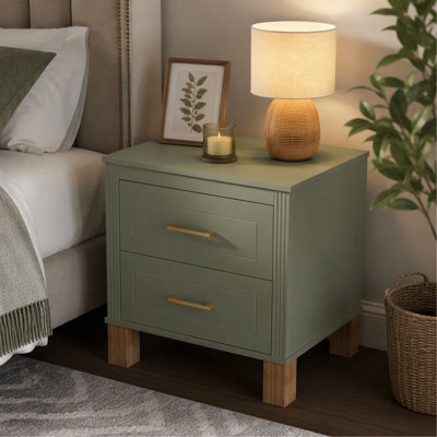 Table de chevet vert sauge à 2 tiroirs avec motif cannelé, pieds en bois massif et poignée en métal pour la chambre et le salon