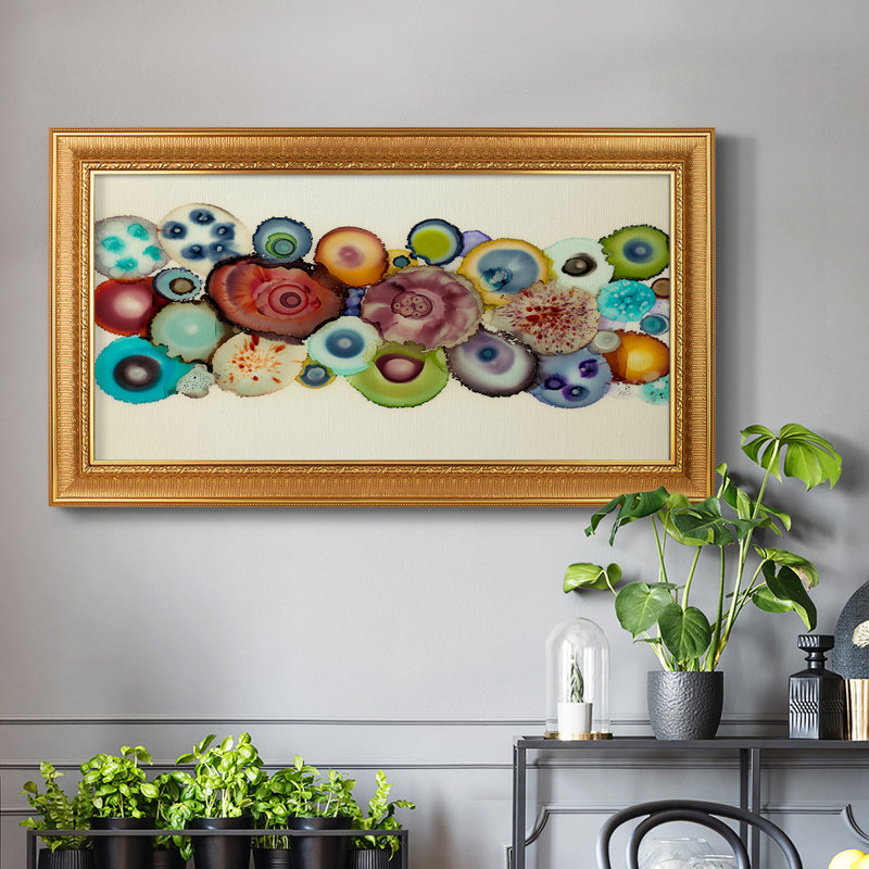 Chemin rouge sur toile, H 21 po x l 37 po x P 2,5 po, Cadre doré à motif de feuille d'or