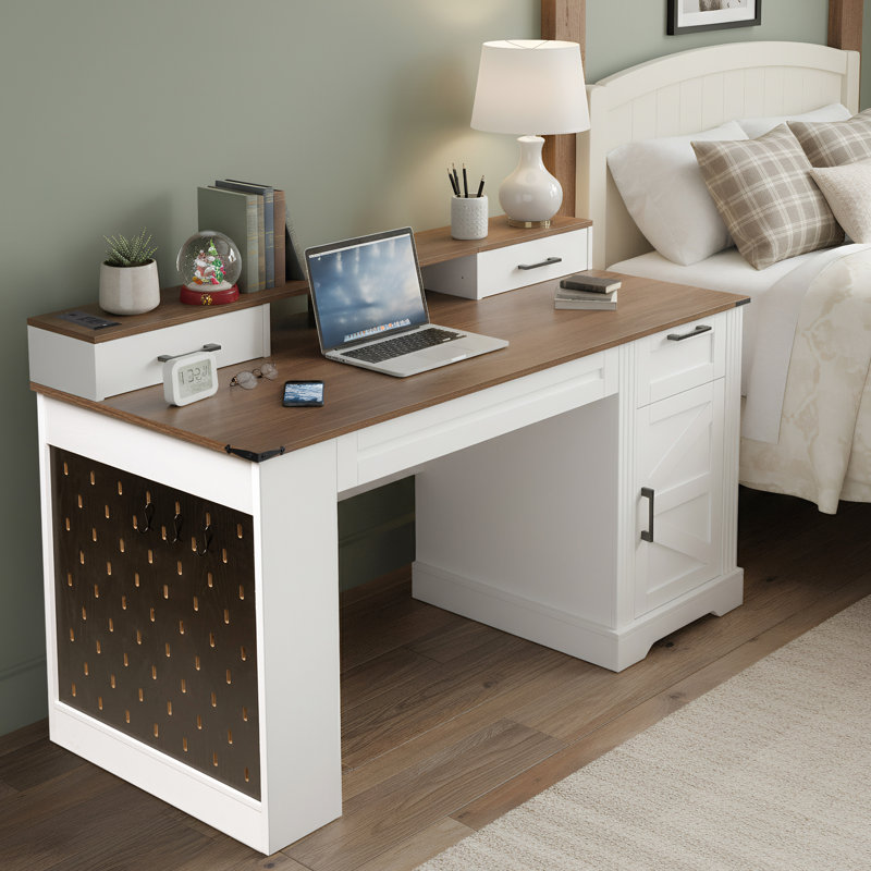 Bureau blanc de 55 po avec station de charge, support pour moniteur et glissières de tiroir pour une expérience de travail confortable et productive dans un bureau à domicile