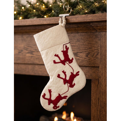 Renne crème sur chaussette de Noël rouge