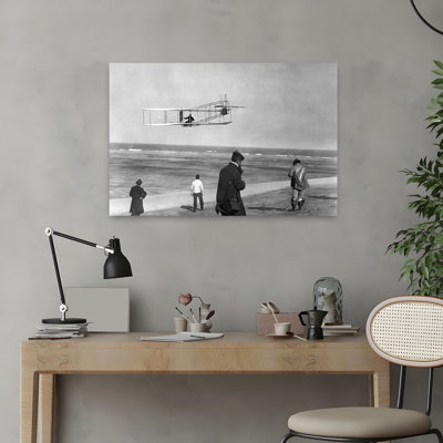 Un des Frères Wright battant un planeur et des spectateurs sur l'océan, Kill Devil Hills, Kitty Hawk, Caroline du Nord, États-Unis