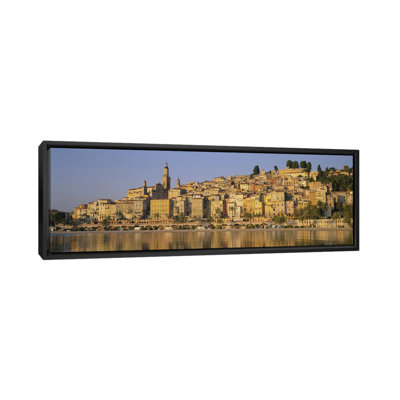 «immeubles on the waterfront, eglise st-michel, menton, france-impression sur toile tendue, reproduction de photo panoramique