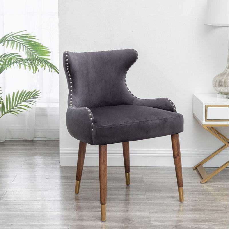 Fauteuil d'appoint en velours exquis avec garniture cloutée pour un confort accru et un style intemporel dans tout décor intérieur