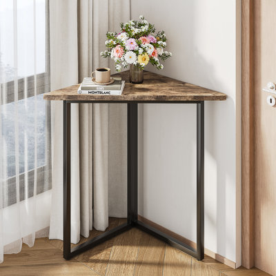 Table de coin Anari 65 cm, table d'appoint rustique avec plateau en bois et structure en métal, table de chevet d'angle peu encombrante pour petits espaces (salon, chambre, entrée).