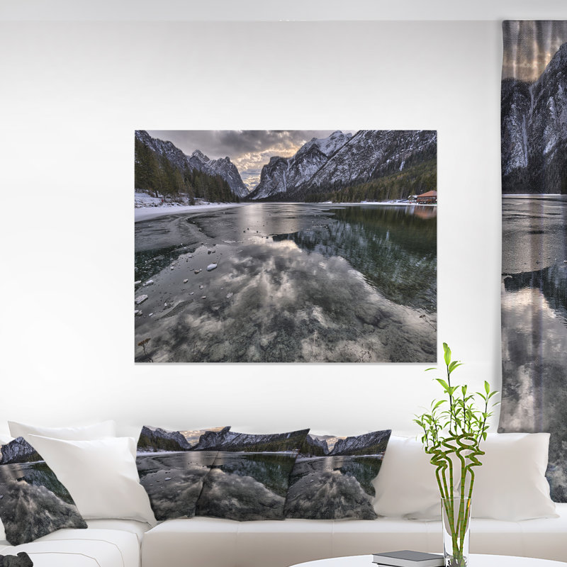 «Black Icy Mountain Lake with Snow», photographie, H 16 po x l 32 po x P 1 po, Toile tendue