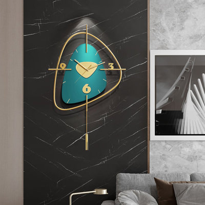 Horloge murale pendante en métal foncé foncé et doré